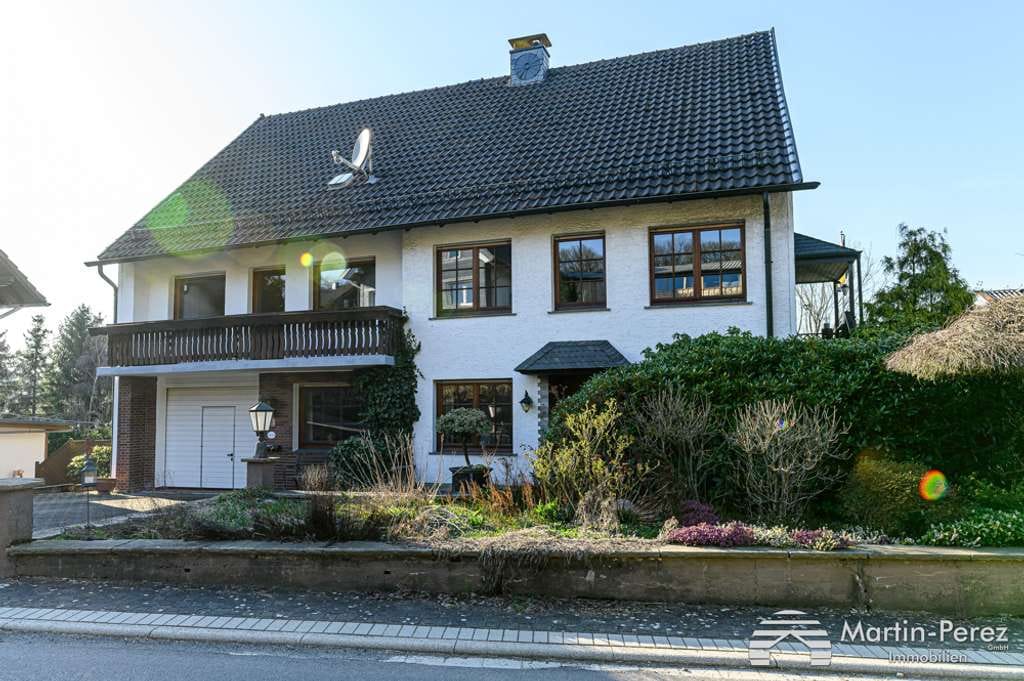 Immobilie in Breckerfeld - Schöne Drei-Zimmer-Wohnung mit Erweiterungsmöglichkeit
- zwei Balkone - Garage - - Bild 0