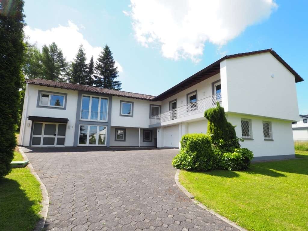 Immobilie in Ransbach-Baumbach - Viel Platz zum Leben - Großzügiges Anwesen auf
  2.300 m² Parkgrundstück - Bild 1