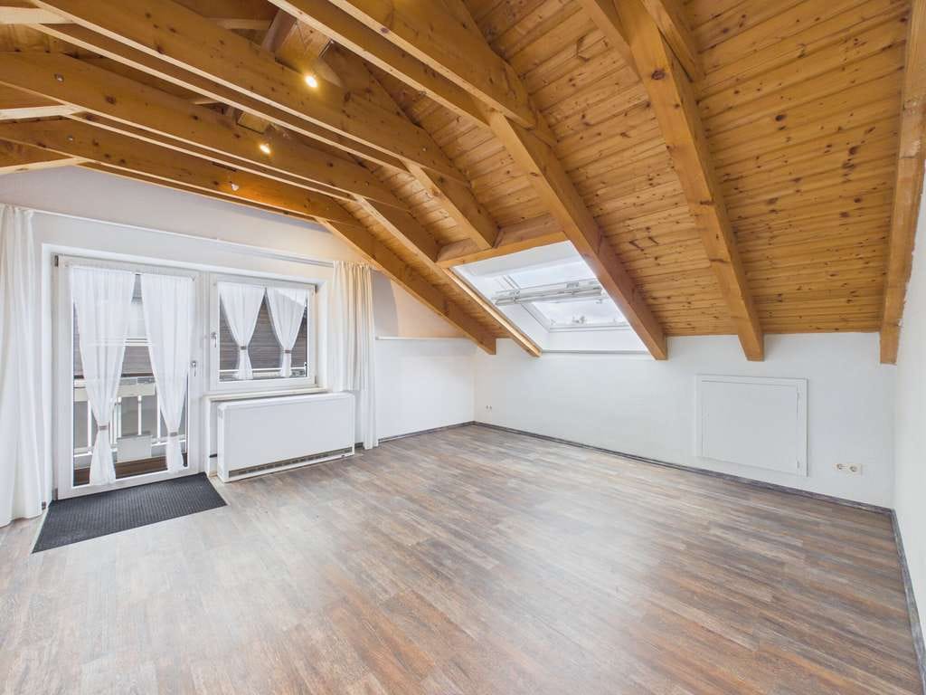 Immobilie in Durach - 2-Zi.-DG-Wohnung in Dreiparteienhaus mit Balkon & Garten - Bild 2