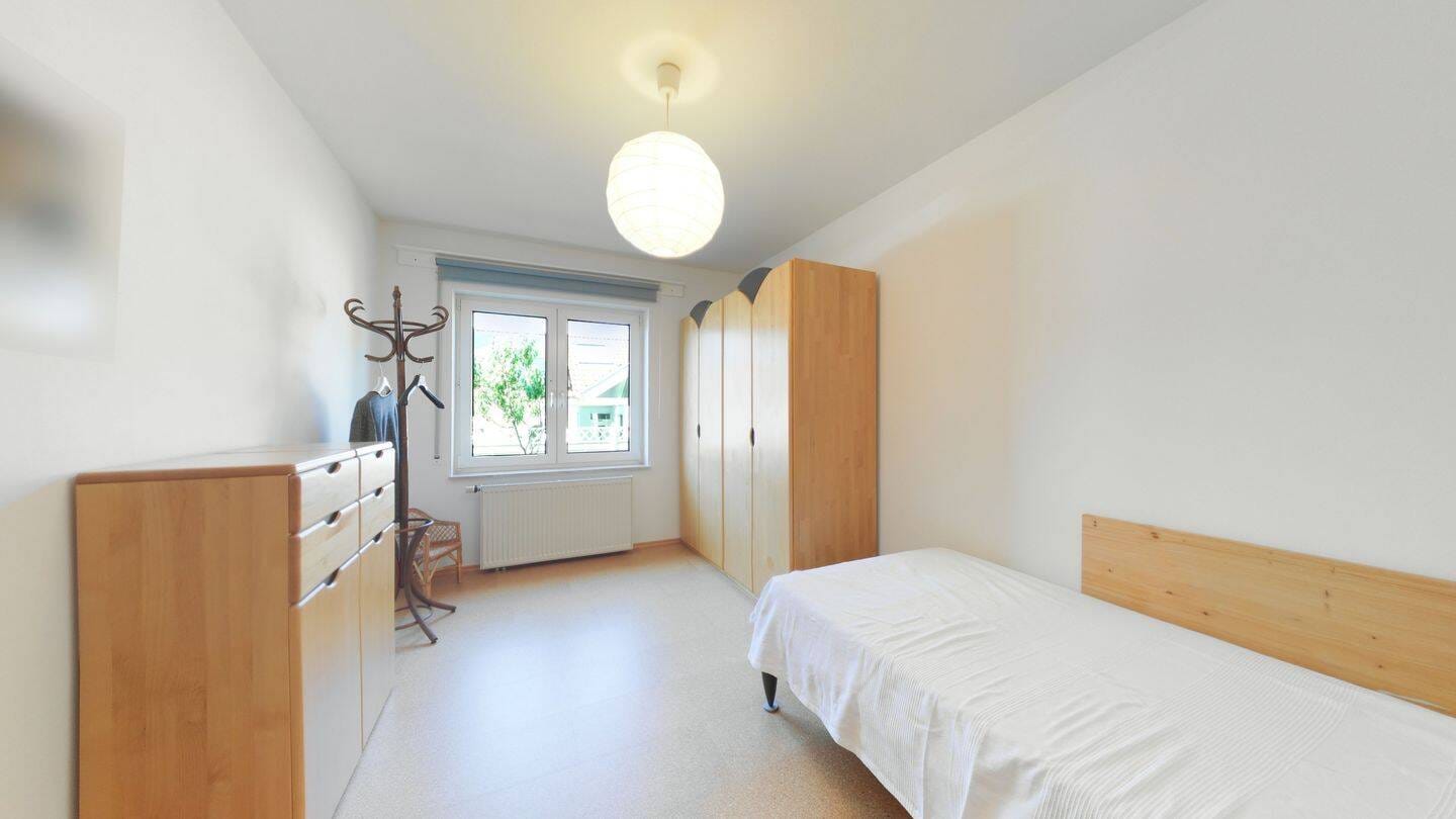 Immobilie in Böbingen an der Rems - Phänomenales Zweifamilienhaus in Böbingen mit Ausblick, viel Platz, wunderschönen Gärten, 3 Garagen und ELW - Bild 4
