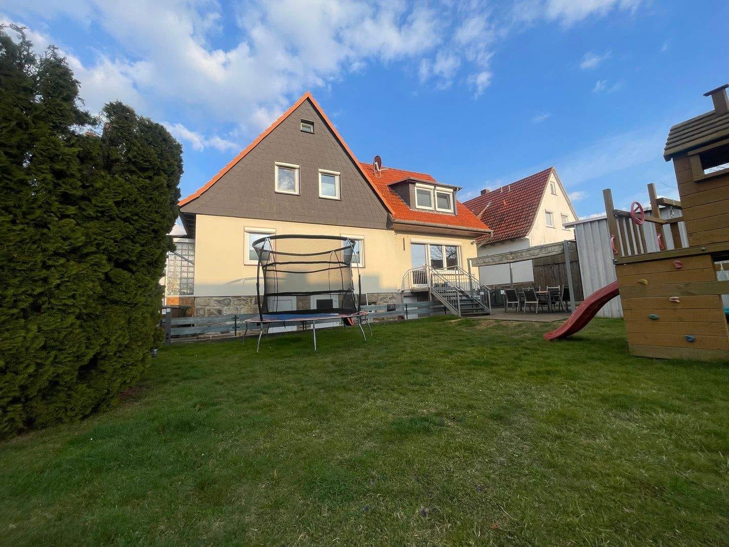 Immobilie in Niestetal - Großzügiges Einfamilienhaus mit ca. 193 m², Sauna, Solar & Garten – saniert & familienfreundlich - Bild 1
