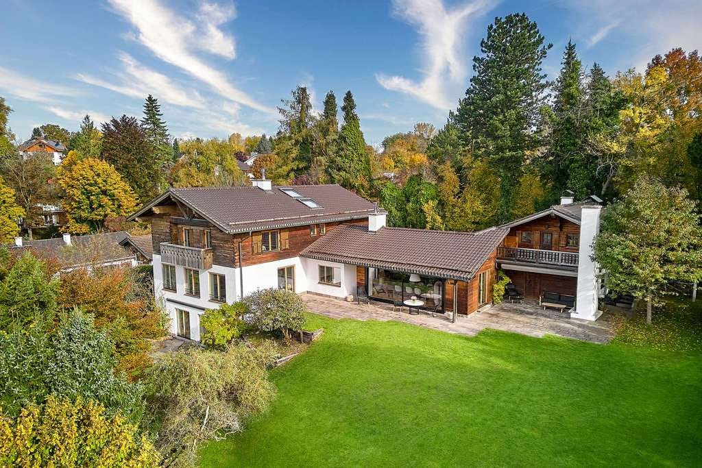 Immobilie in Münsing - Chalet meets Purismus: Landhaus-Juwel mit Fernblick und Gästewohnung in Seenähe - Bild 0