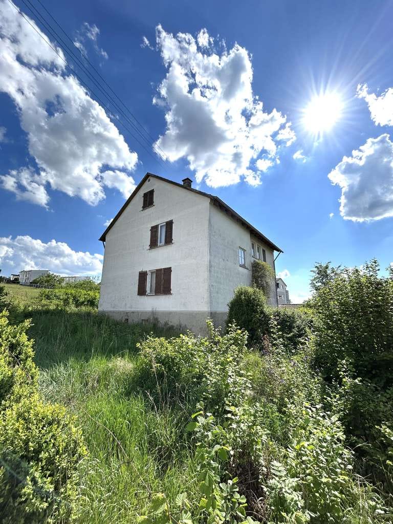 Immobilie in Backnang - Dreifamilienhaus mit Potenzial in schöner Wohnlage - Bild 1