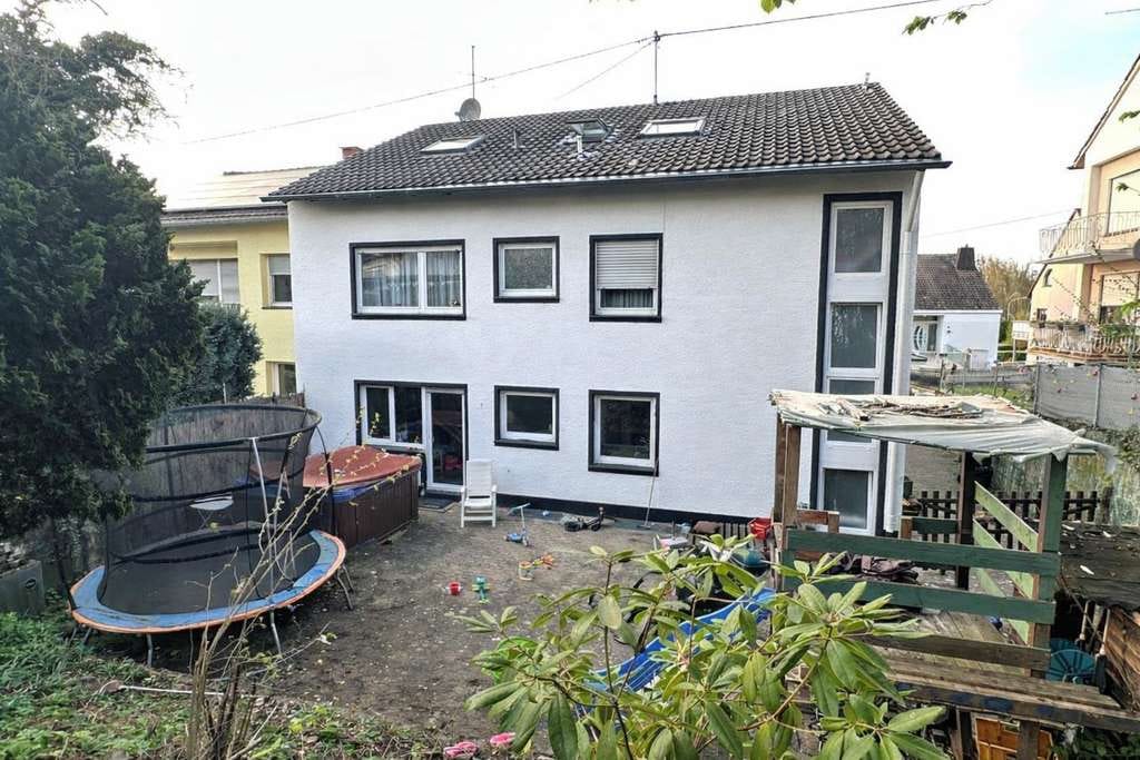 Immobilie in Weitersburg - Solides Dreifamilienhaus mit großen Wohnungen - Bild 1