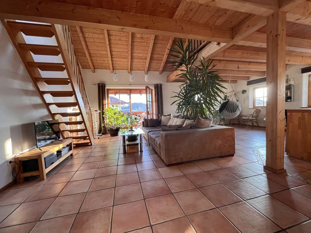 Immobilie in Seeon-Seebruck - Charmante Galeriewohnung mit Sichtdachstuhl & Südbalkon - Bild 2