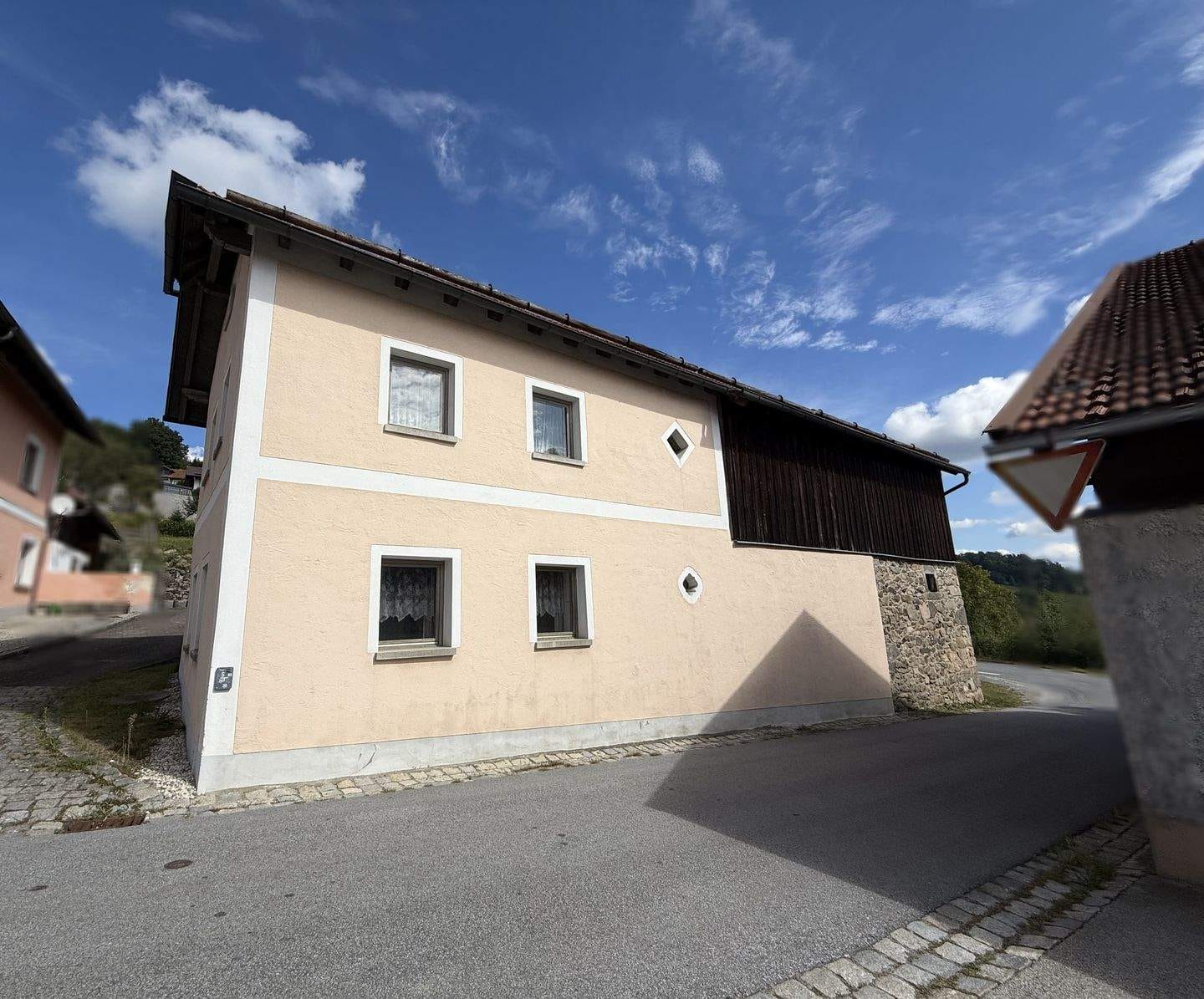 Immobilie in Röhrnbach - Sie brauchen keinen Garten? Sanierungsobjekt - Haus mit Halle/Garage/Stellfläche auf kleinem Grundstück - Röhrnbach - Bild 2