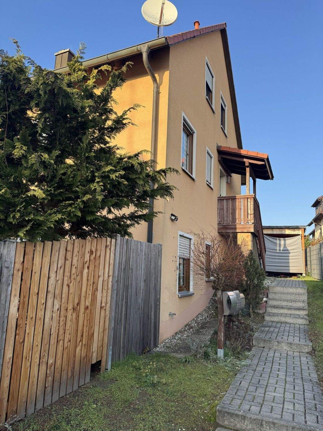Immobilie in Weisendorf - Gemütliche 2,5-Zimmer DG Wohnung mit Balkon und Traumaussicht in ruhiger Lage - Bild 2