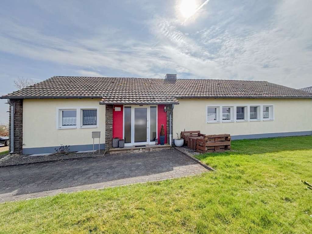 Immobilie in Blankenheim - Heller Bungalow mit großem Garten und Doppelgarage in Blankenheim-Ripsdorf - Bild 0