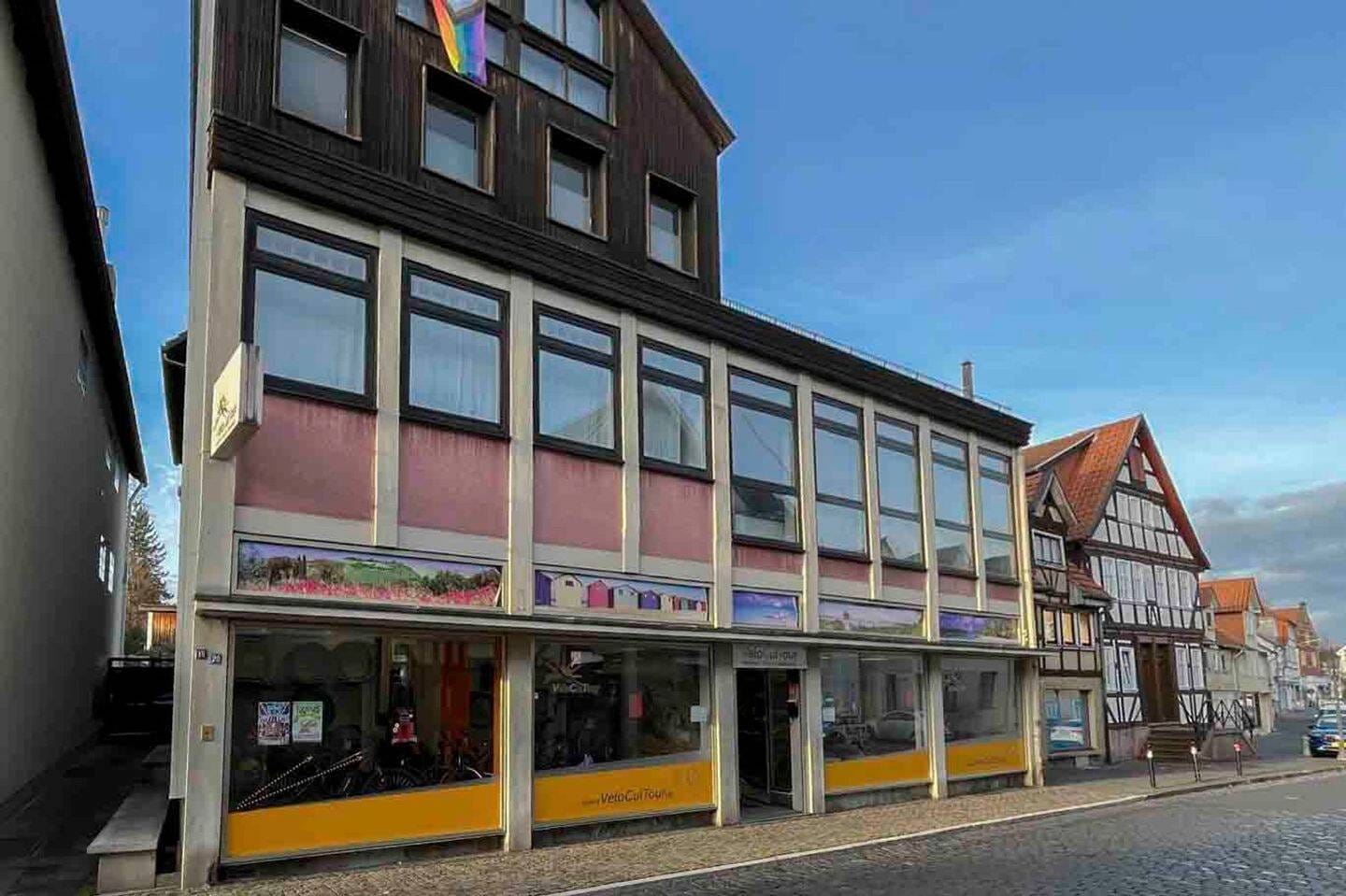 Immobilie in Lauterbach - Renditeobjekt in Lauterbach - Zweifamilienhaus mit Gewerbeeinheit und Büroflächen in zentraler Lage - Bild 0