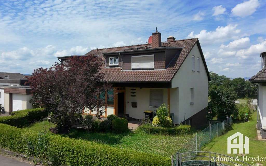 Immobilie in Lohfelden - Traumhafter Fernblick über Kassel in diesem Zweifamilienhaus mit Einliegerwohnung in Lohfelden - Bild 2