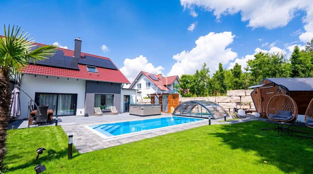 Immobilie in Kirchberg an der Jagst - Exklusives Einfamilienhaus mit Einliegerwohnung, nachhaltigem Energiekonzept und privater Wellnessoa - Bild 1