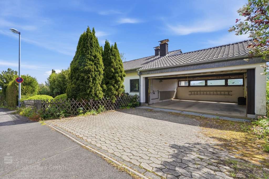 Immobilie in Bad Münstereifel - Bad Münstereifel: Zweifamilienhaus mit traumhaftem Blick, großes Grundstück und Ausbaupotenzial!  - Bild 1