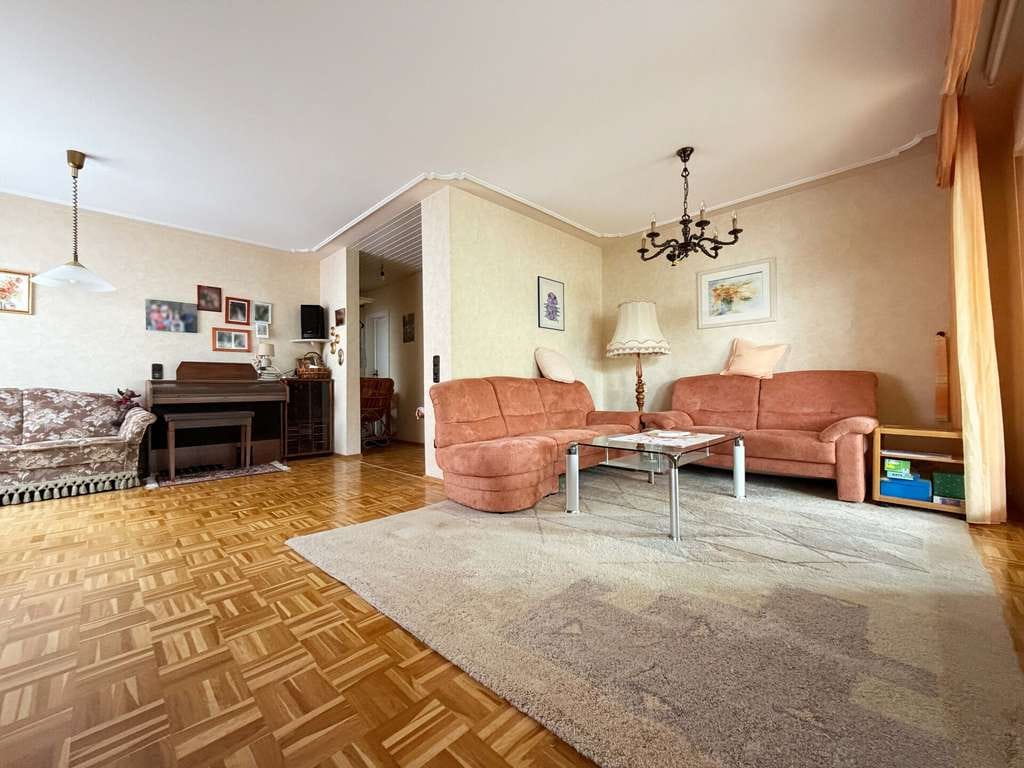 Immobilie in Stutensee - Vier Wände - ein Volltreffer. Schönes Zuhause.
3 Wohnungen. 10 Zimmer auf 241 m². Garten
& Garagen - Bild 2