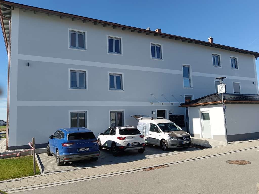 Immobilie in Ampfing - Kapitalanlage - vermietete, gehobene barrierefreie 2-Zi EG-Wohnung KfW 40 mit großem Garten - Bild 1