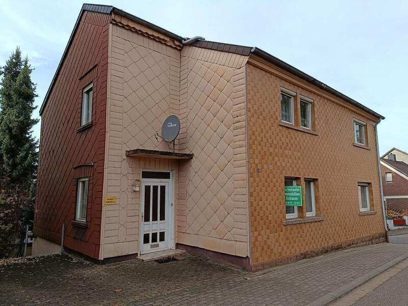 Immobilie in Merchweiler - Freistehendes Ein- bis Zweifamilienhaus mit 2 Balkons, 2 Garagen und einem Bauplatz, in Merchweiler - Wemmetsweiler zu verkaufen - Bild 0