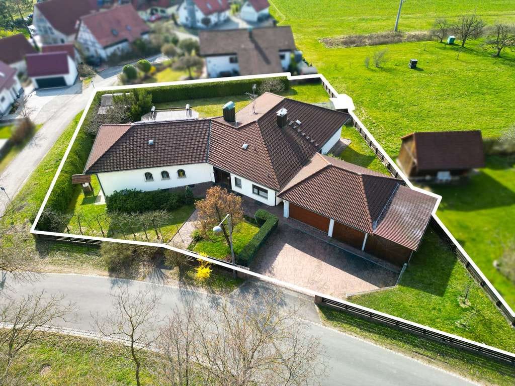 Immobilie in Röthenbach an der Pegnitz - Stilvolles Anwesen in Feldrandlage am Moritzberg mit Pool, Sauna & großzügigen Parkmöglichkeiten - Bild 0