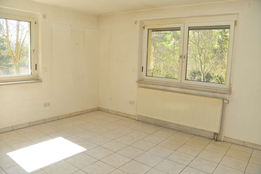 Immobilie in Ingelfingen - Idyllisches Wohnen im Grünen!
Einfamilienhaus mit ELW und Doppelgarage - Bild 1