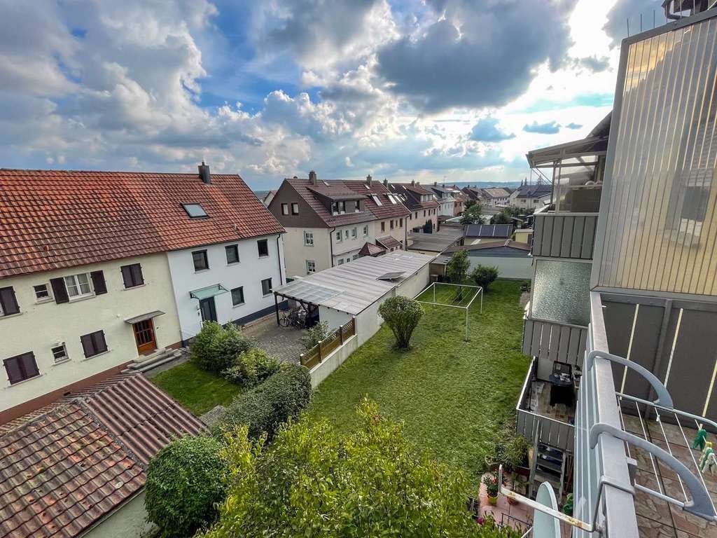 Immobilie in Denkendorf - Großzügige 4-Zimmerwohnung mit 2 zusätzlichem Zimmern im DG - Bild 0