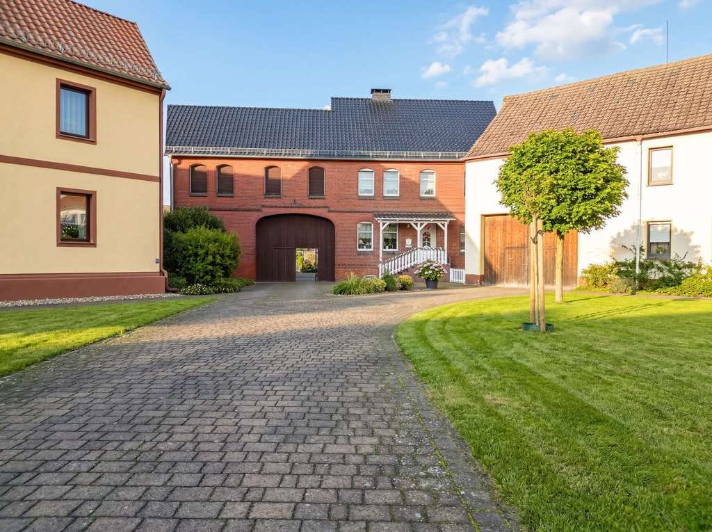Immobilie in Jessen (Elster) - Vierseitenhof in wundervoller Lage bei Jessen (Elster): Modernes Wohnhaus, Scheune, Nebengebäude - Bild 0