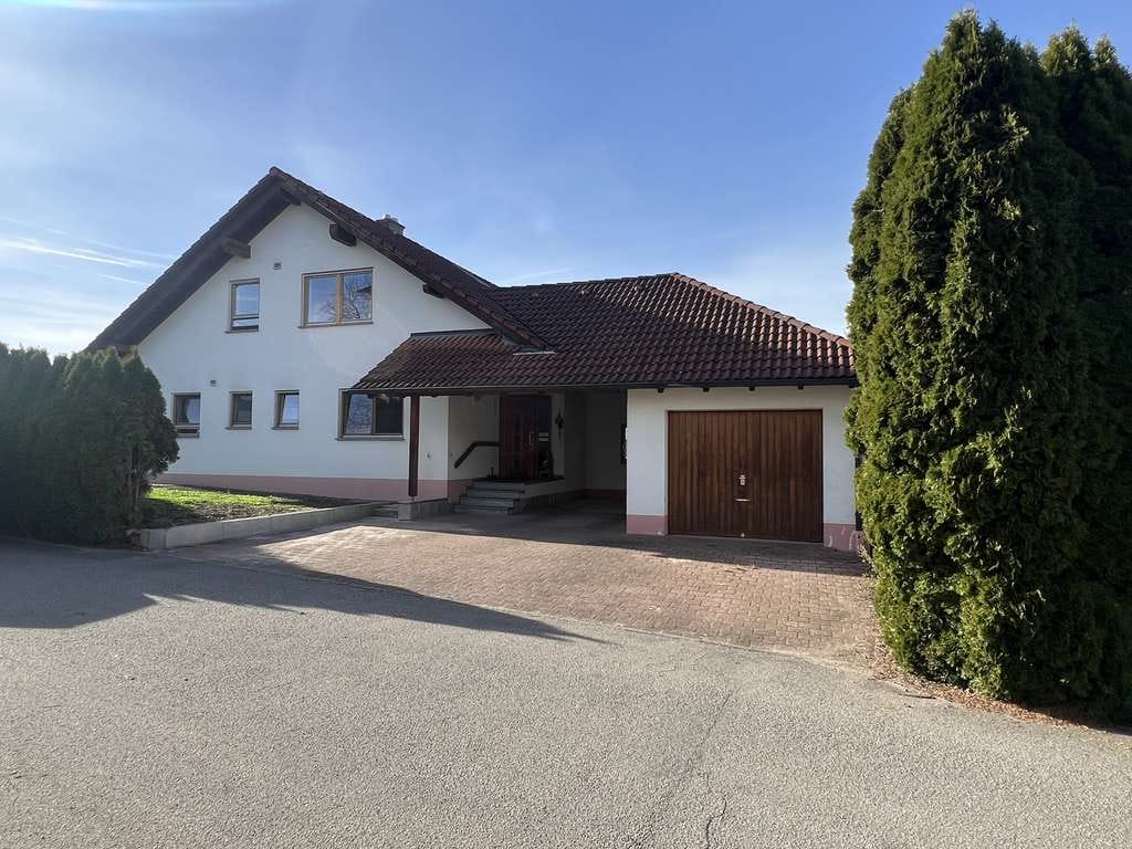 Immobilie in Dunningen - Familientraum in bevorzugter Wohnlage - Charmantes Zweifamilienhaus mit Einliegerwohnung - Bild 0