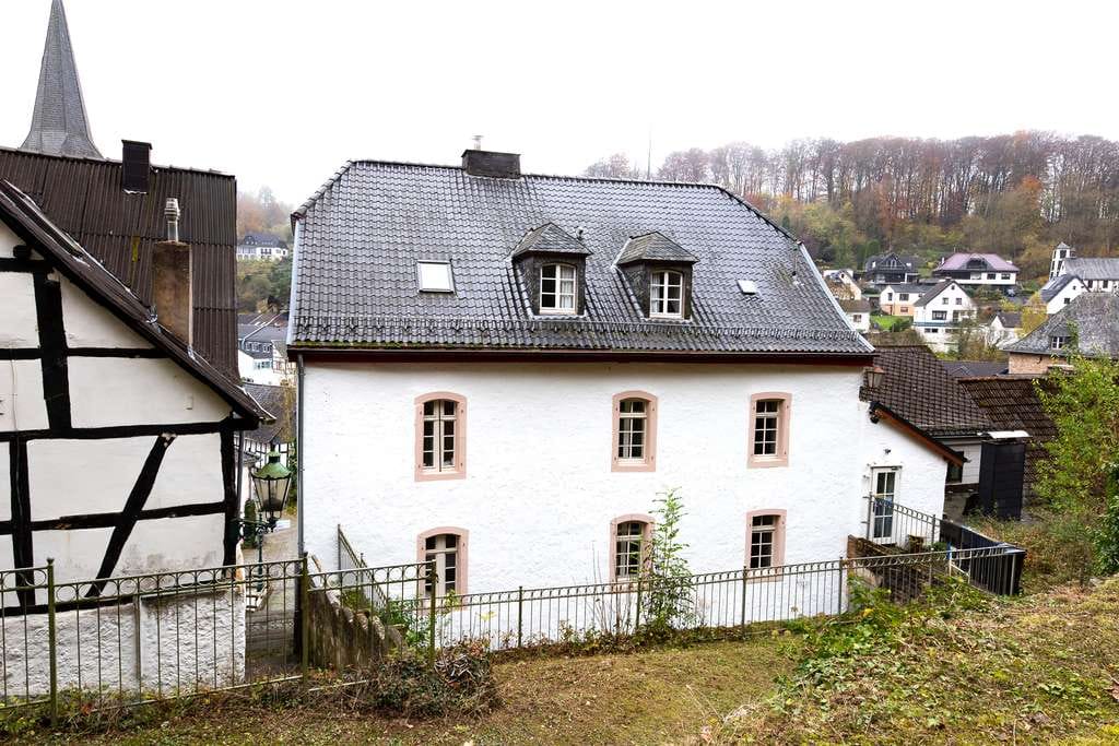 Immobilie in Blankenheim - Quellenhof-Historisches Juwel in Blankenheim mit vier Ferienwohnungen - Bild 1