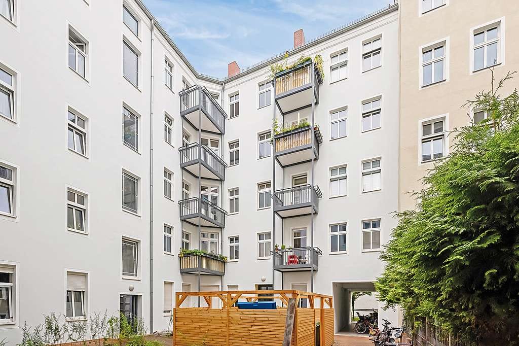 Immobilie in Berlin - Preisnachlass sichern auf  vermietete 4-Zimmerwohnung mit Terrasse & Wannenbad nahe Boxhagener Kiez - Bild 2