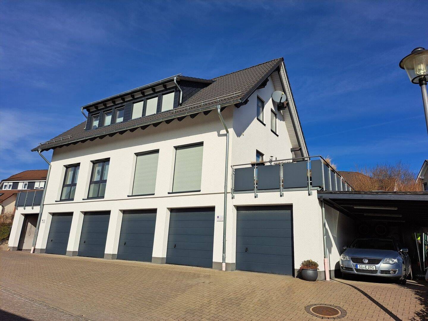 Immobilie in Bad Berleburg - Lichtdurchflutet, hoher Komfort - neuwertige Doppelhaushälfte mit 3 Garagen und 1 Carport in Bad Berleburg-Raumland - Bild 0