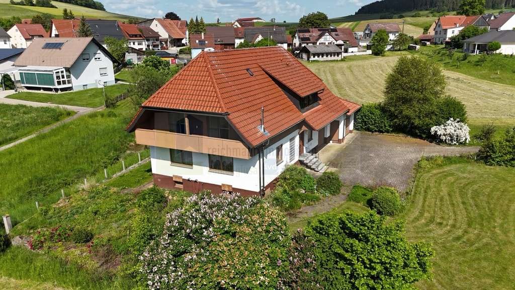 Immobilie in Immendingen - Einmalige Gelegenheit!
Freistehendes Einfamilienwohnhaus mit Platz im Überfluss! - Bild 1
