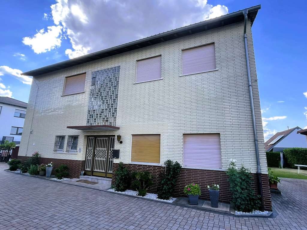 Immobilie in Niddatal - VON PRIVAT Großzügiges lichtdurchflutetes Ein-| Zweifamilienhaus mit Kamin, Keller, Garten u. Garage - Bild 1