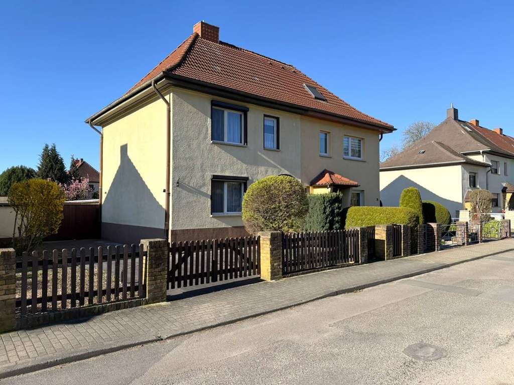 Immobilie in Bitterfeld-Wolfen - Ihr Hausprojekt in Wolfen: 586 m² Grundstück, Nebengebäude, Garage & Dachbodenreserve - Bild 0