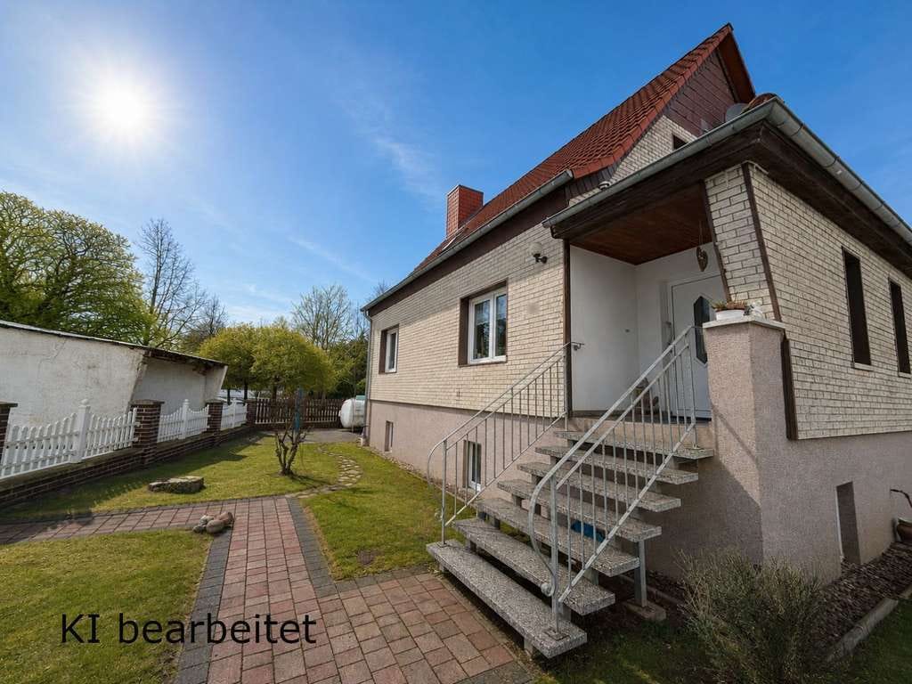 Immobilie in Bad Langensalza - Schönes Einfamilienhaus mit Einliegerwohnung und Garagen in ruhiger Lage von Bad Langensalza - Bild 0