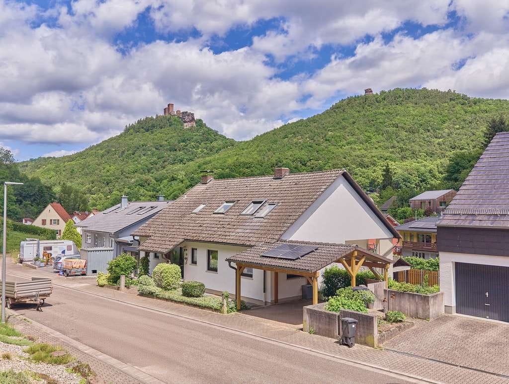 Immobilie in Annweiler am Trifels - ++ Freistehendes Einfamilienhaus mit Garage, Carport, Terrasse & Garten und tollem Trifelsblick ! ++ - Bild 0