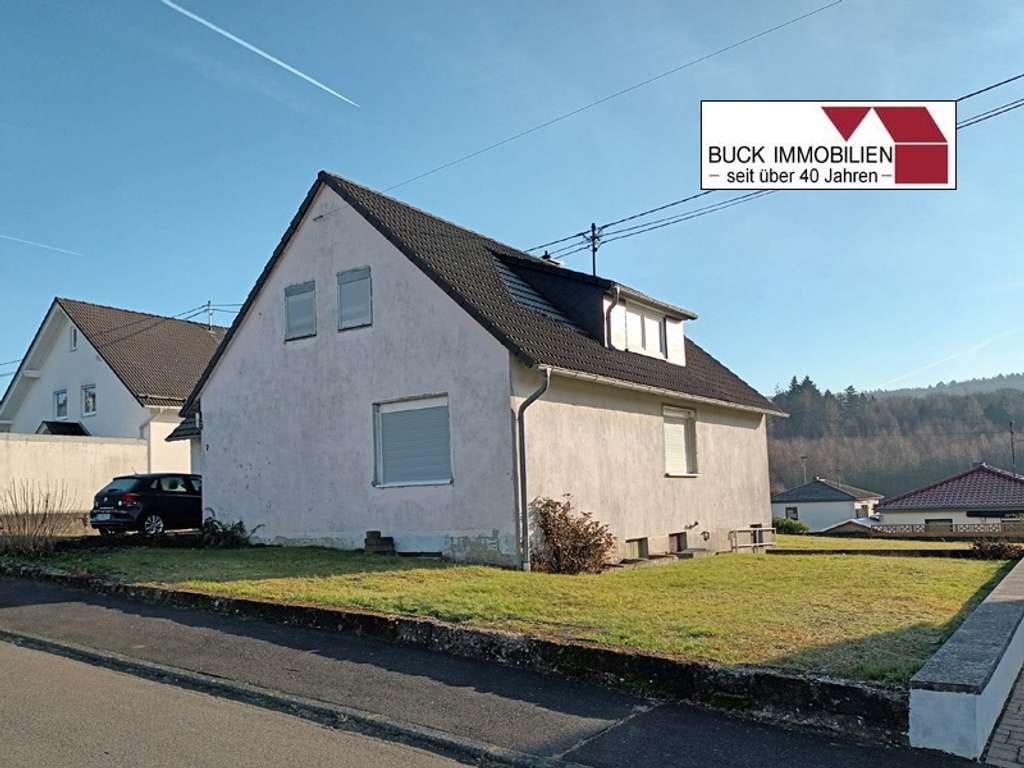 Immobilie in Steinebach an der Wied - Einfamilienwohnhaus mit 3 Garagen in ruhiger Aussichtslage von 57629 Wied - Bild 1