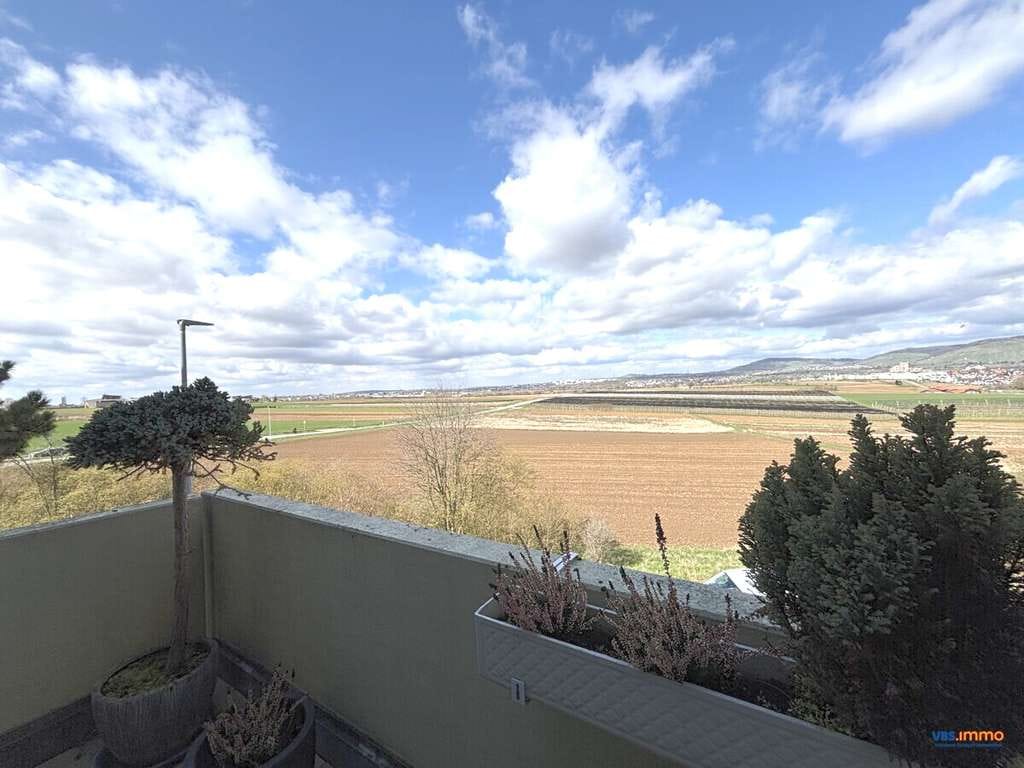 Immobilie in Kernen im Remstal - Familien aufgepasst! Große 4-Zi.-Wohnung mit Aussicht in Kernen-Stetten - Bild 0