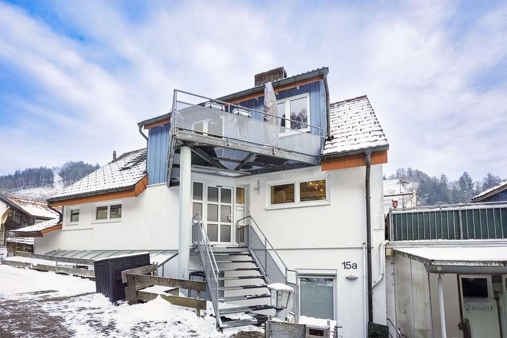 Immobilie in Zell im Wiesental - PANORAMATRAUM im Schwarzwald: 4-Zi.-Maisonette-Whg in Zell mit Kamin, Balkon & 2 Stellplätzen - Bild 1