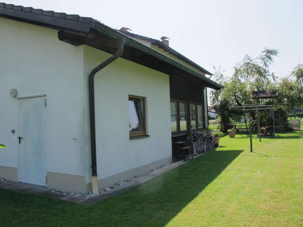 Immobilie in Emmerting - Schönes Zweifamilienhaus mit gepflegtem Garten und zwei Garagen - Bild 2