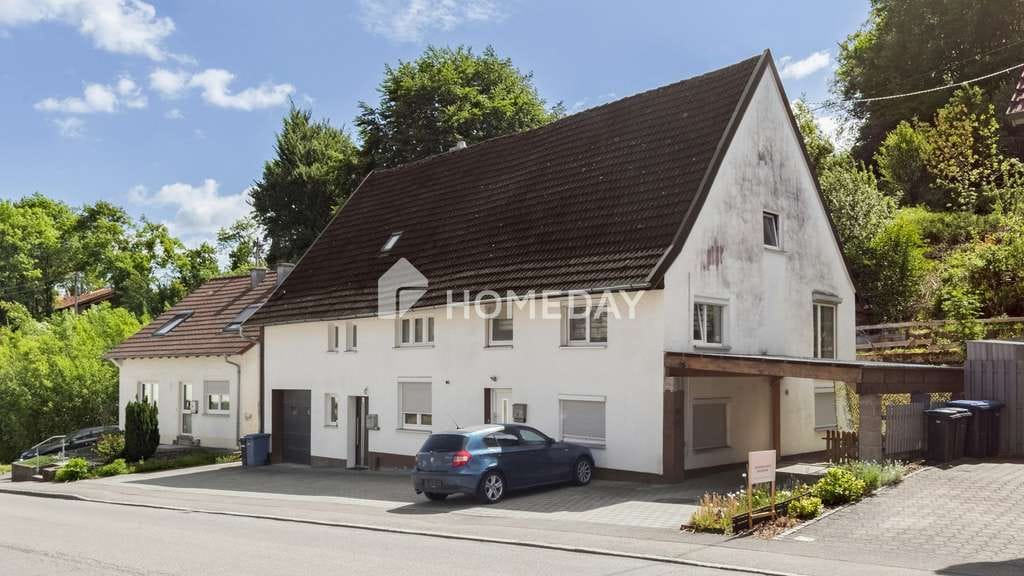 Immobilie in Erolzheim - Charmantes Einfamilienhaus mit 11 Zimmern, viel Nutzfläche und attraktiver Vermietung
 - Bild 1