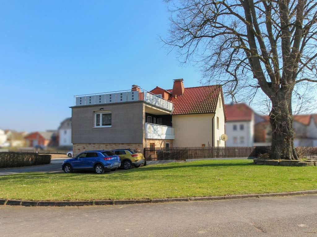 Immobilie in Schenklengsfeld - Ein- bis Zweifamilienhaus mit Dachterrasse, PV-Anlage und neuer Heizung in Schenklengsfeld - Konrode - Bild 2
