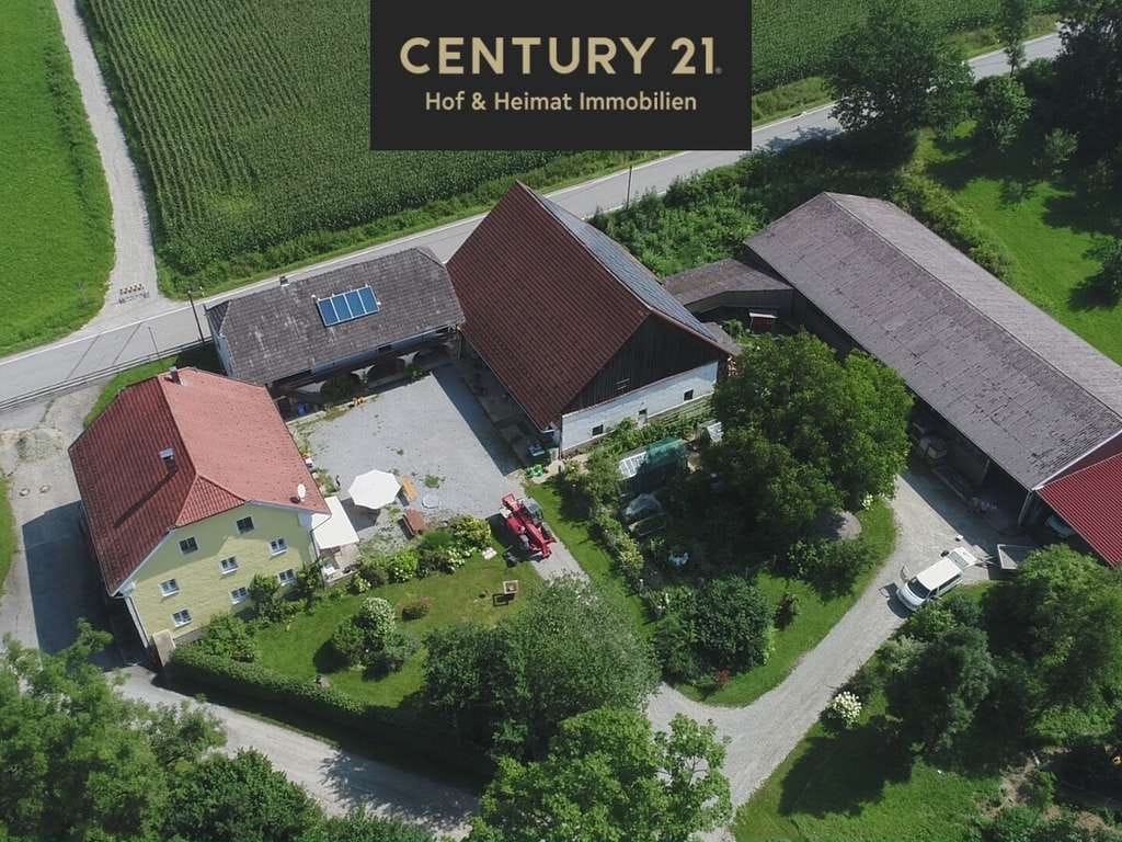 Immobilie in Fürstenzell - Wohnen und Gewerbe XXL: Hofstelle mit saniertem Bauernhaus und großer Halle in Alleinlage! - Bild 0