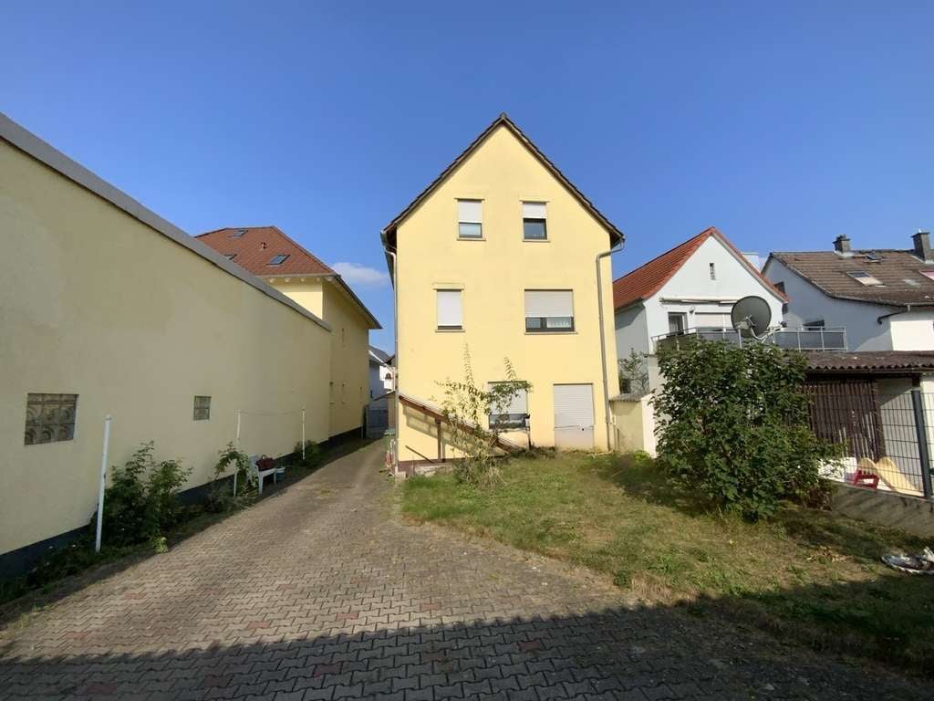 Immobilie in Pfungstadt - Gepflegtes Dreifamilienhaus mit vier Garagen und Garten - Bild 1