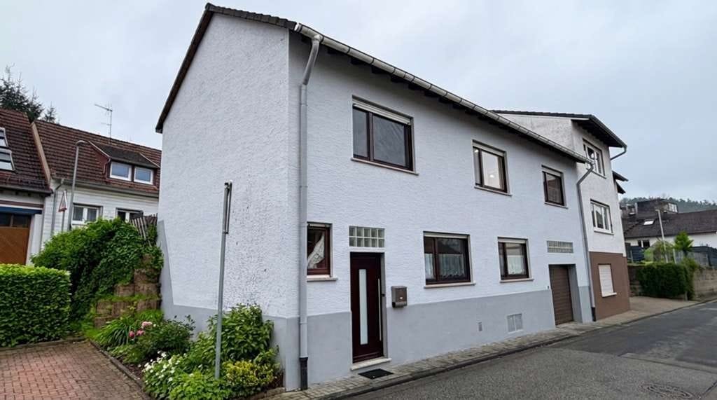 Immobilie in Hochspeyer - Frei ab 01.04.2026 - Renoviertes Einfamilienhaus mit kleinem Garten und Garage - Bild 2