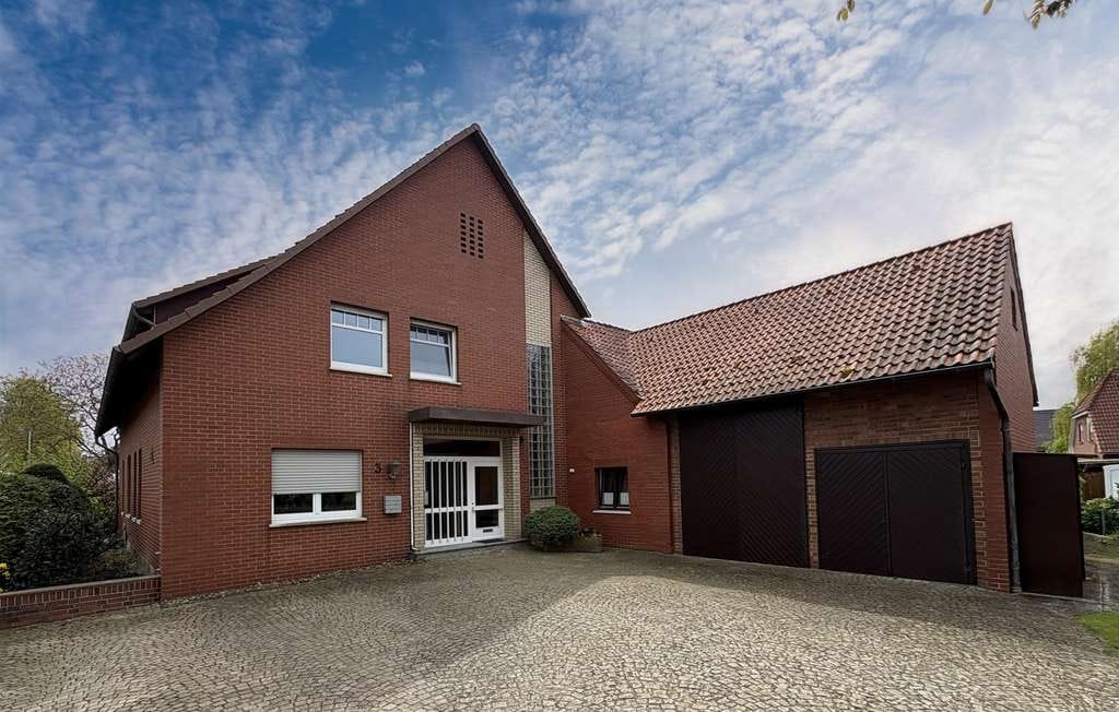Immobilie in Niedernwöhren - Stilvolles Wohnen im sanierten Zweifamilienhaus - Bild 0