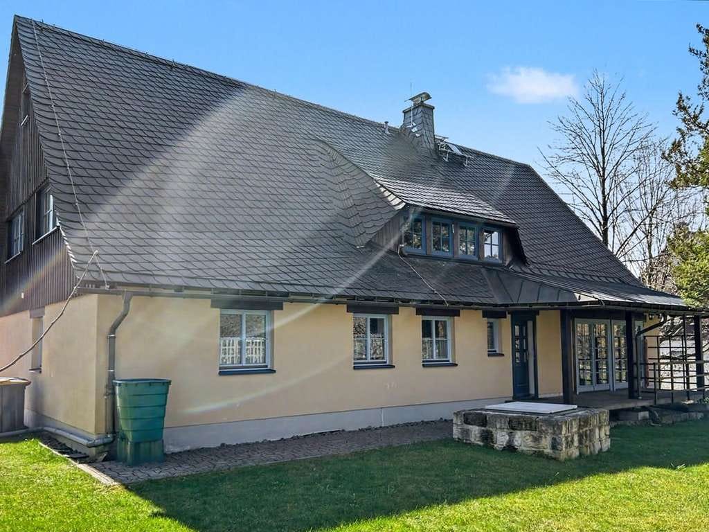 Immobilie in Hermsdorf/Erzgebirge - Großzügiges Zweifamilienhaus in Hermsdorf/ Erzgebirge - Wohnen und Arbeiten unter einem Dach - Bild 1