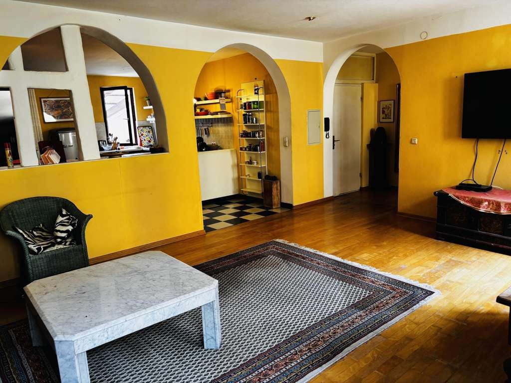 Immobilie in Hofheim in Unterfranken - Schmuckes Stadthaus mit Gewerbefläche im Erdgeschoss, 2 Wohnungen in den Etagen u. einem ruhig gele - Bild 0