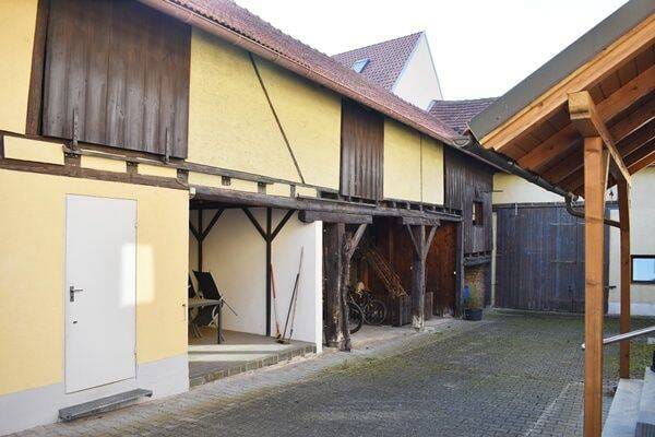 Immobilie in Großlangheim - Charmantes Zweifamilienhaus mit Scheune und PV-Anlage in Großelangheim ! - Bild 3