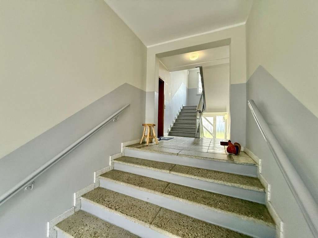 Immobilie in Neubrandenburg - HORN IMMOBILIEN++ Neubrandenburg, 4-Raum Eigentumswohnung, modernisiert, EBK und Stellplatz -bezugsf - Bild 1