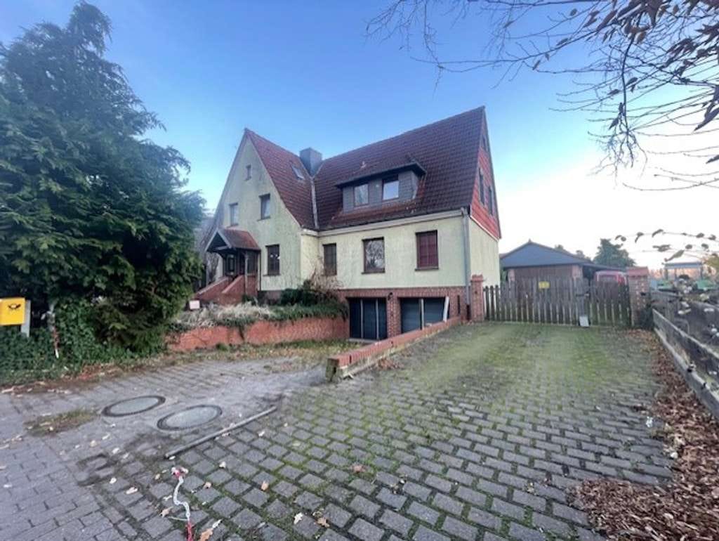 Immobilie in Adenbüttel - Wohnhaus mit 3 Wohnungen, Laden, Pferdeboxen, Stall und Nebengebäude - Bild 2