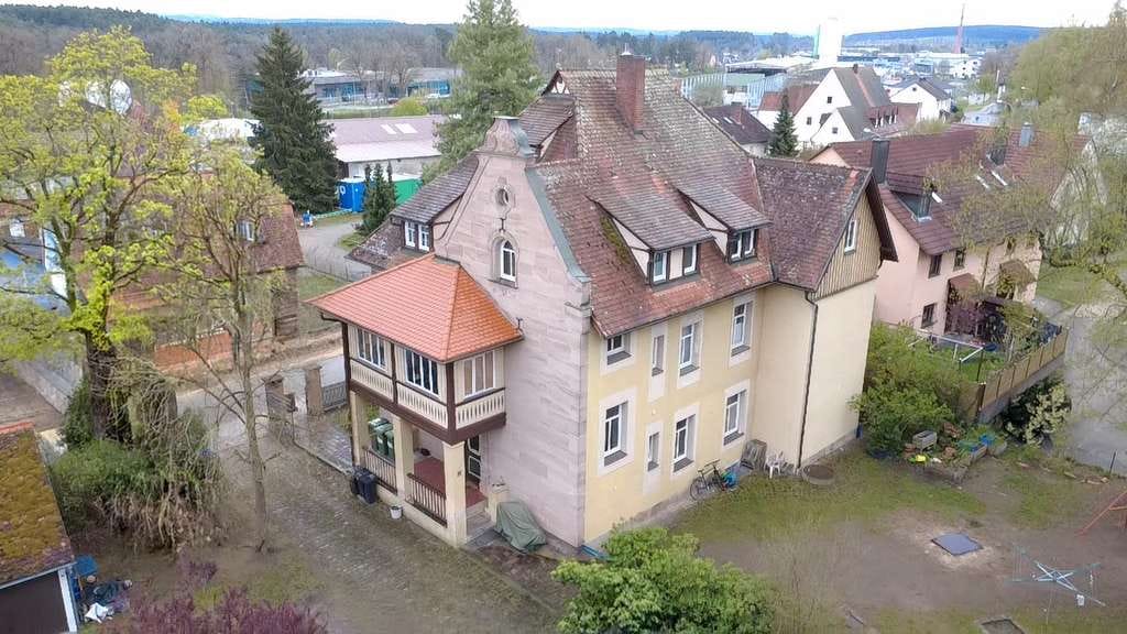 Immobilie in Georgensgmünd - Denkmalgeschützte Jugendstilvilla – großzügige 4,5-Zimmer-Wohnung in Bahnhofsnähe - Bild 0