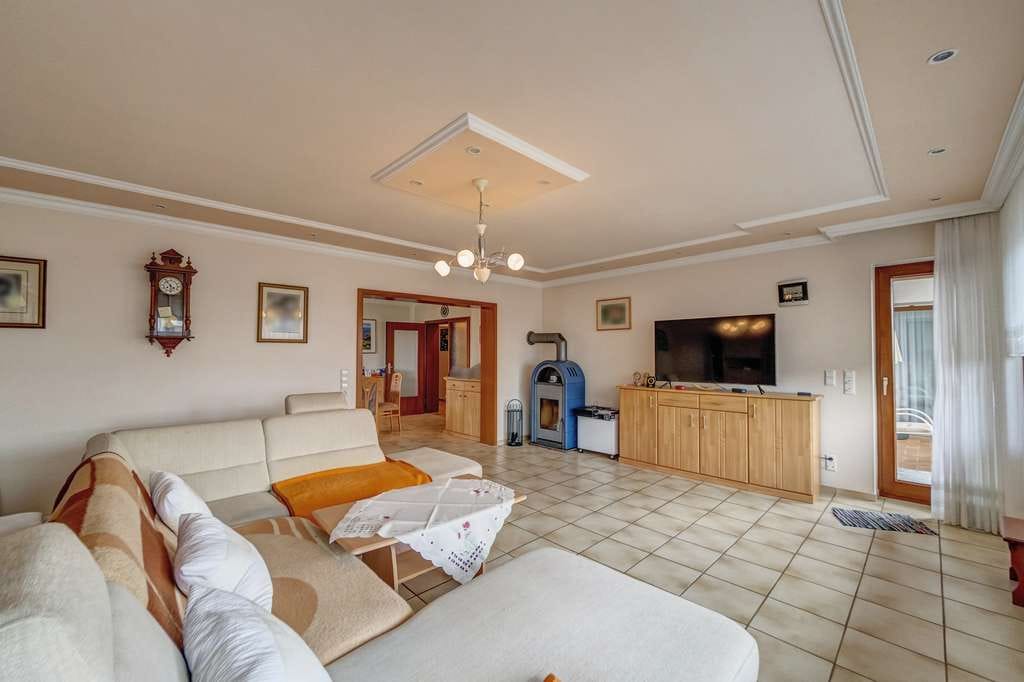 Immobilie in Kirchardt - Großzügiges Haus mit separater Einliegerwohnung und großem Garten in Kirchardt - Bild 1