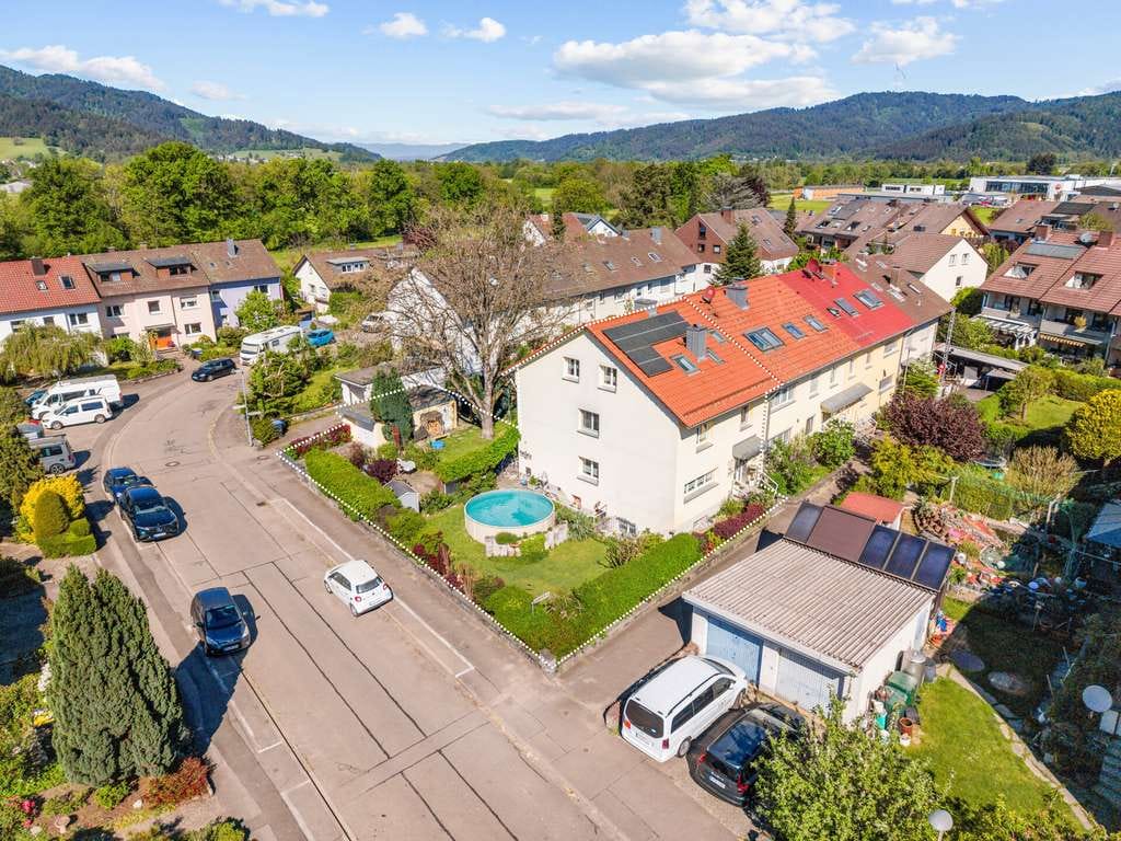 Immobilie in Kirchzarten - 7-Zimmer-Familienhaus energetisch modernisiert mit großem Garten, Pool & flexiblem Raumkonzept - Bild 0